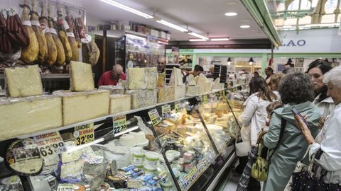 Un puesto de quesos en el mercado del Fontn de Oviedo