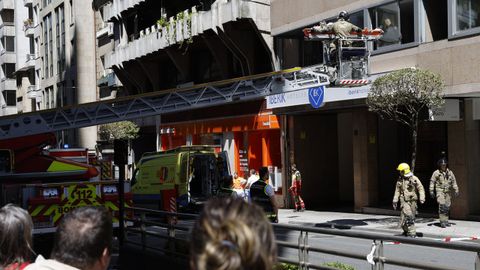 Rescate de una persona por los bomberos de Ourense en la avenida de la Habana de Ourense.