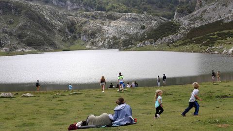 Turistas en los Lagos de Covadonga