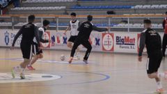 Chus, con el bal�n, rodeado de compa�eros en un entrenamiento de los noieses.