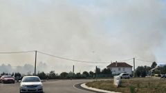 Humareda provocada por uno de los incendios que se registraron el pasado lunes en la misma zona que el que se ha declarado este sbado