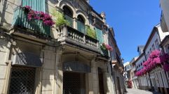 En el casco viejo de O Barco es habitual la imagen de los balcones decorados con flores.