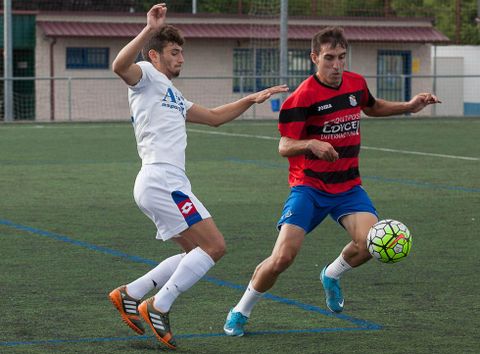 Adri�n Armesto, a la izquierda, en un partido amistoso que el Club Lemos jug� en Lugo. 