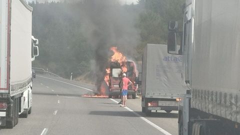 La furgoneta comenz� a arder repentinamente en la A-6