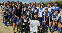 Merchi -de pie- y Edgar -en la silla-, con los futbolistas que se enfrentaron ayer en el campo de Castrelo. 
