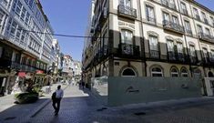 Fachada del antiguo bar La Barra, con vallas de obras, que auguran una pr�xima apertura.