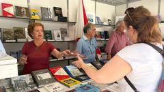 Gente comprando en la Feria del Libro de Vigo