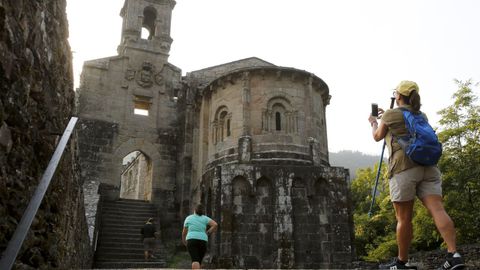 Durante la temporada estival no se podr acceder en vehculo hasta el monasterio de Caaveiro y todava no se sabe si habr servicio de autobs. S se podr acceder caminando o en bicicleta. En julio y agosto el monasterio se podr visitar a diario, de 09.00 a 21.00 horas, y la primera quincena de septiembre, de 09.00 a 20.00 horas