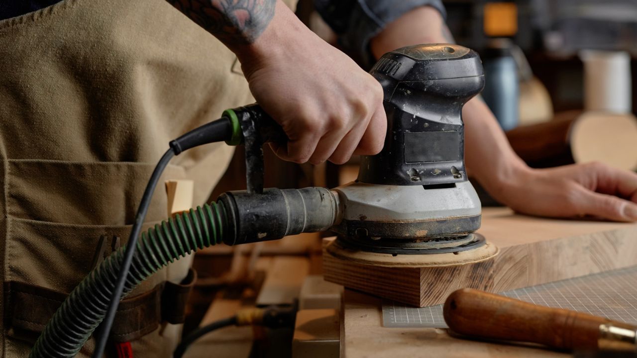 Esta lijadora eléctrica me ha convertido en un genio de la restauración... y ahora está a mitad de precio
