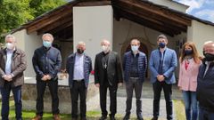 Foto de familia na inauguraci�n da igrexa ama�ada