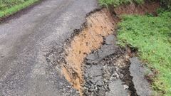 Socav�n en una carretera de Mondo�edo