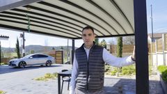 �ngel Quint�ns, gerente de Kimalor, visitando una p�rgola que instalaron en una casa de Mes�a