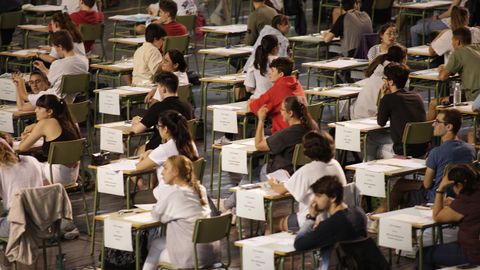 Los alumnos esperan en el interior del Palacio de los Deportes para realizar el examen de la EBAU