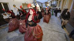 Desfile de grupos y comparsas por Fisterra