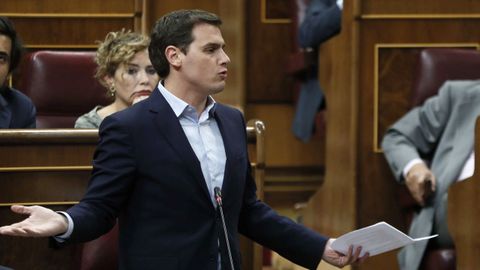 Rajoy a Rivera: �Comp�rtese usted como se est� comportando el PSOE en el tema de Catalu�a y nos ir� mucho mejor�