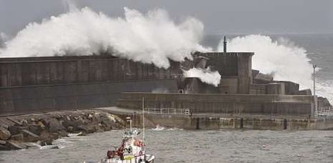 El mar abri� ayer una brecha en el imponente dique de abrigo de Malpica, que no pudo resistir tantos temporales.