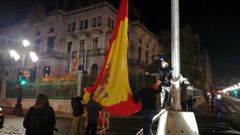 Izado con nocturnidad de la bandera de Espa�a en Oviedo