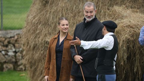 El rey Felipe y la princesa Leonor durante el acto de entrega del premio al ?Pueblo Ejemplar de Asturias 2025, a 25 de octubre de 2025, en Valdesoto, Sieto, Asturias (Espa�a). El Premio al Pueblo Ejemplar de Asturias 2025 ha sido concedido a la parroquia de Valdesoto, que pertenece al concejo asturiano de Siero