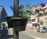 Una de las farolas de la PO-308 engalanadas con flores. 