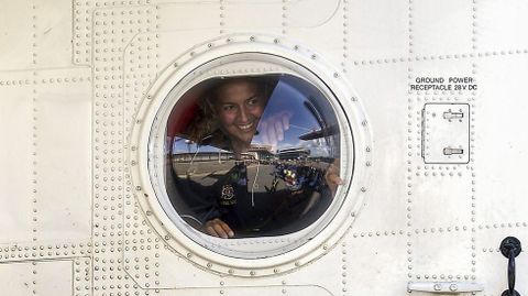 Marta Miguel mira a trav�s de una de las ventanas del hidroavi�n. 