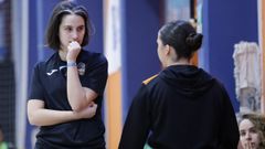 Bel�n Feal, pensativa durante un partido desta tempada no Vista Alegre.