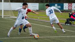 El carball�s Boedo, jugador del Sarriana, conduce el bal�n ante la presi�n de Keko Hevia, del Berganti�os