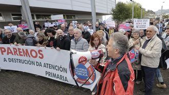 Concentraci�n en el centro de salud de Viveiro en defensa de la sanidad p�blica