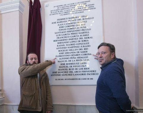 Imagen de Florentino Oitabén Corona. A la derecha, ayer en Cádiz, dos de sus nietos, Miguel Iglesias y José Luis Oitabén, señalan el nombre en la placa.