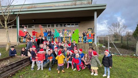 Alumnos do colexio de Oural con elementos decorativos de Nadal elaborados con materiais reciclados