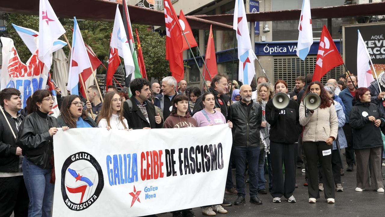 Galiza Nova reúne a un centenar de personas en la plaza Roxa de Santiago: «Cando a Policía non intervén, non hai problemas»