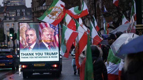 Una furgoneta con publicidad del hijo del sha y Trump pasa junto a manifestantes contra el r�gimen iran� ante el Parlamento en Londres.