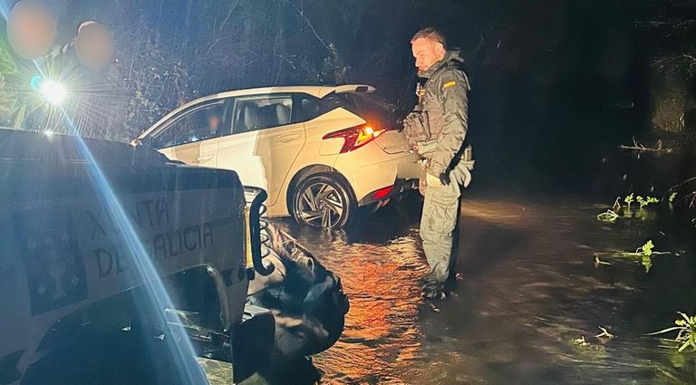 Rescate de un coche atrapado en una inundaci&oacute;n en Portas