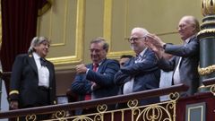 Represaliados del franquismo, entre ellos Nicols Sartorius, aplauden en el Congreso tras aprobarse el proyecto de Ley de Memoria Democrtica, el pasado 13 de julio