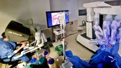 Una operacin con el robot Da Vinci en un hospital de Vigo, en foto de archivo