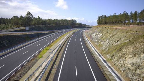 Tramo de la A-54 justo donde se dividen las provincias de Lugo y A Corua, en Remonde