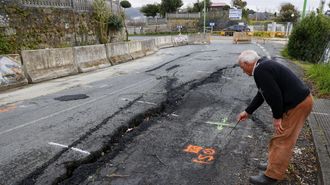 Un vecino de la zona muestra la parte del vial en el que se ve el corrimiento de tierras que oblig� a cerrar la  DP-4803 en la playa de Lago.