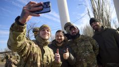 Zelenski visit� hoy por sorpresa la ciudad de Jers�n, liberada por su Ej�rcito el pasado viernes, y asegur� que seguir�n con la contraofensiva hasta recuperar el resto de las regiones ocupadas por las tropas rusas. El presidente ucraniano se�al� la paz como el principal objetivo a alcanzar: �Estamos preparados para la paz en todo el pa�s�, manifest�.