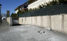 Las losas rotas dificultan el acceso a los garajes. 