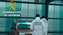 Personal del laboratorio del Servicio de Criminal�stica de la Guardia Civil inspeccion� el veh�culo en el que supuestamente fue trasladado el fallecido.