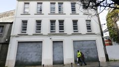 Edificio en buen estado.Julia Minguill�n. Quiz�s sea la calle con mayor n�mero de edificios tapiados para evitar la entrada de okupas. Buena parte de ellos son viviendas abandonadas o en mal estado, pero esta se encuentra con una fachada reformada, pero sus due�os decidieron taparla porque podr�a ser muy interesante su uso.