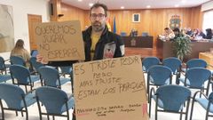 Un vecino reclama atenci�n municipal para los parques infantiles de Cambre.