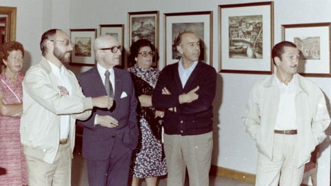 Imagen de septiembre de 1982 en el Museo Provincial. Aparecen Felipe Arias, director del Museo, junto al grabador Julio Prieto Nespereira ?que había donado la obra y el nombre a la sala? y su hija. También están Tucha Calvo, Antonio Benito Yebra y Pacios