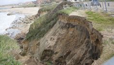 La tierra no ha dejado de deslizarse hacia la playa desde el acantilado del acceso a la ermita de A Lanzada desde hace 14 meses. 