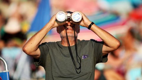 Un hombre mirando el eclipse con telescopio en Doni�os. 