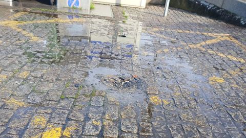 El agujero de la pilona que se llevaron, relleno de escombro