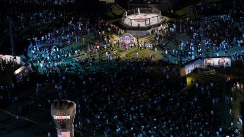 Miles de personas siguieron los combates