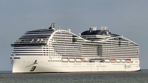 Pasadas las cinco de la tarde de este lunes, 25 de agosto, el Crucero MSC World Europa, de 333 metros de eslora, navegaba por sus propios medios rumbo a Napolés
