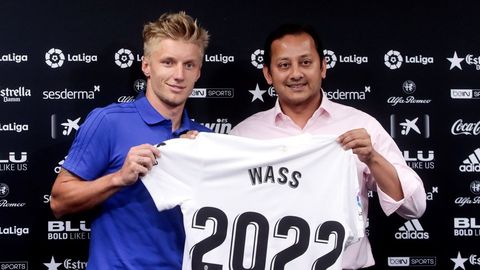 El presidente del Valencia, Anil Murthy, a la derecha, durante la presentacin del excltico Daniel Wass