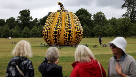 Inastalaci�n de una de las calabazas de Yayoi Kusama en los jardines del palacio de Kensington, en el 2024.