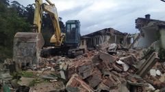 Demolici�n de las escuelas viejas de O Casal, en Noalla, en Sanxenxo